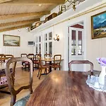 Vik Hotel 3*